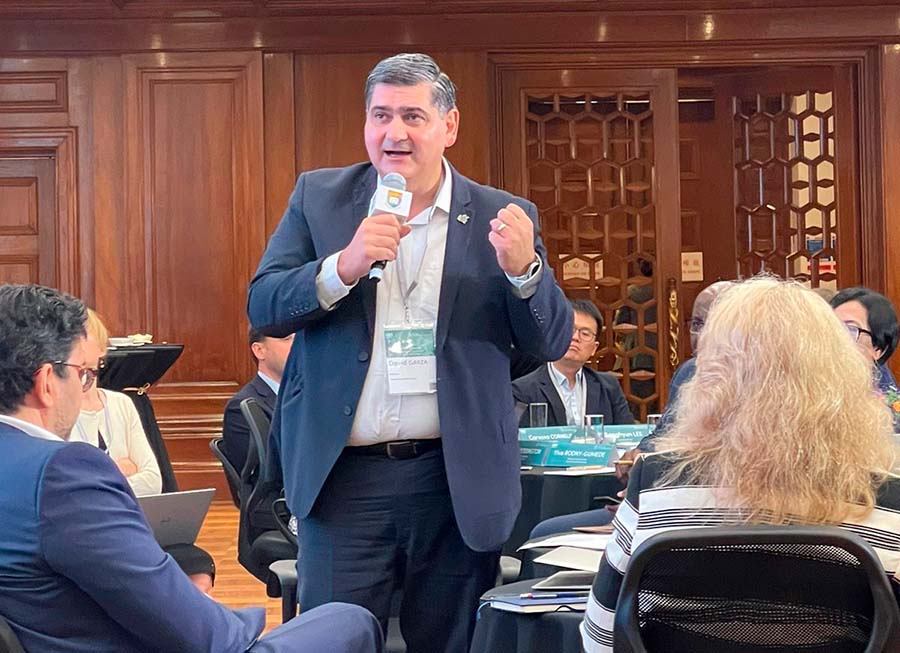 David Garza Salazar presentando los resultados de una mesa de trabajo sobre la estrategia que U21 debe seguir para 2024-2027