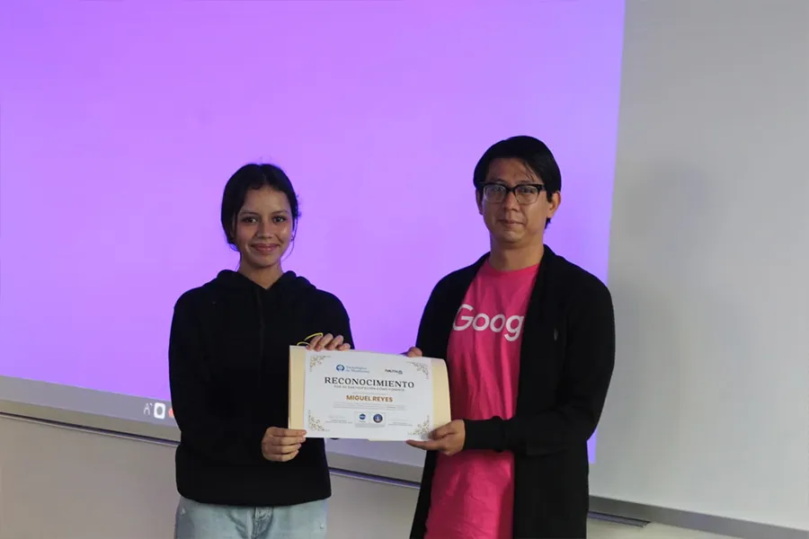 Sara Salguero con especialista de IA de Google. Foto: cortesía Sara Salguero.