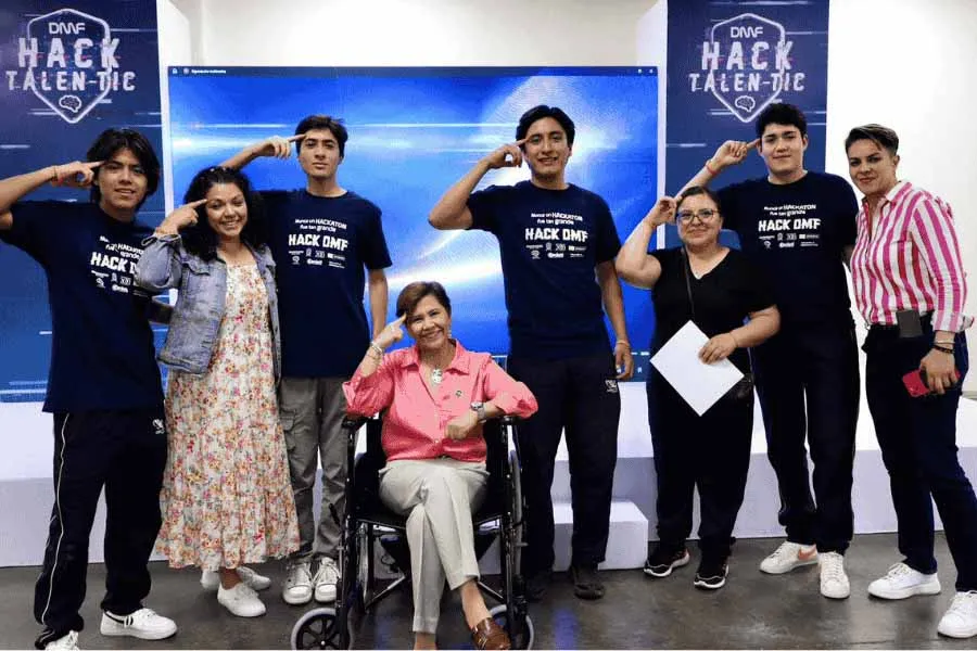 Miguel con su equipo en la presentación del proyecto