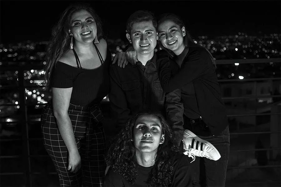 Equipo de Decadencia abrazándose