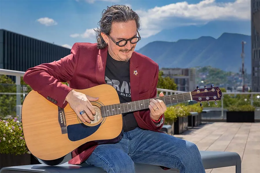 Luis Ra&uacute;l Dom&iacute;nguez toca la guitarra