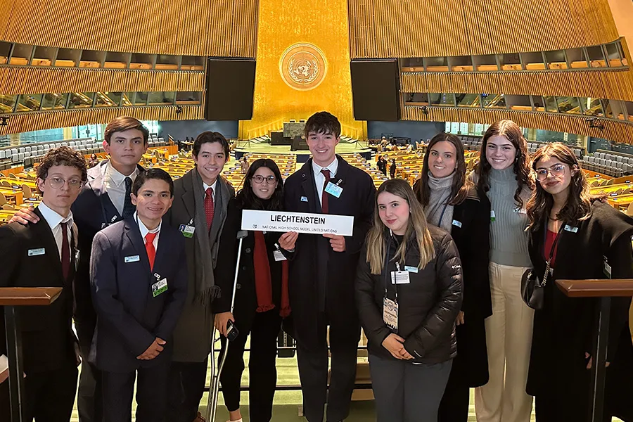 La delegaci&oacute;n de 9 alumnos representando a Liechtenstein