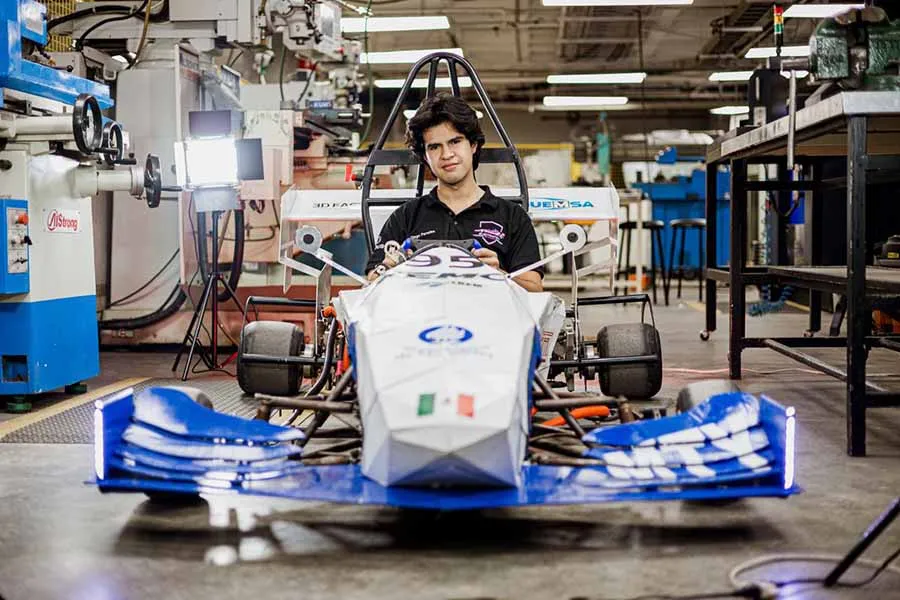 Diego Paredes en auto de carreras de Te Racing.
