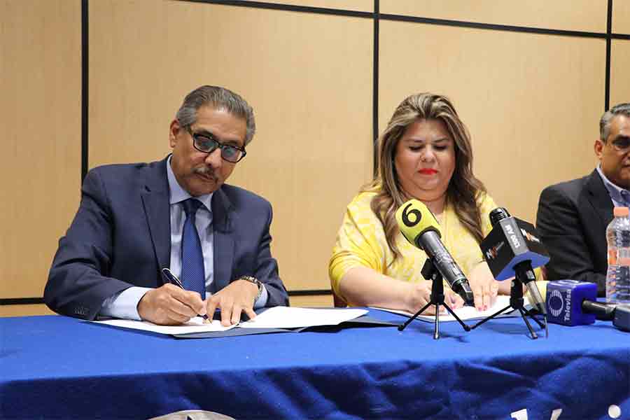Directores del Tec y SEISA firmando el convenio