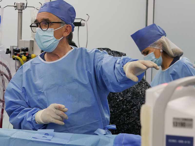 Oxigenación por membrana extracorpórea o ECMO permite a los pulmones recuperarse mientras realiza sus funciones.