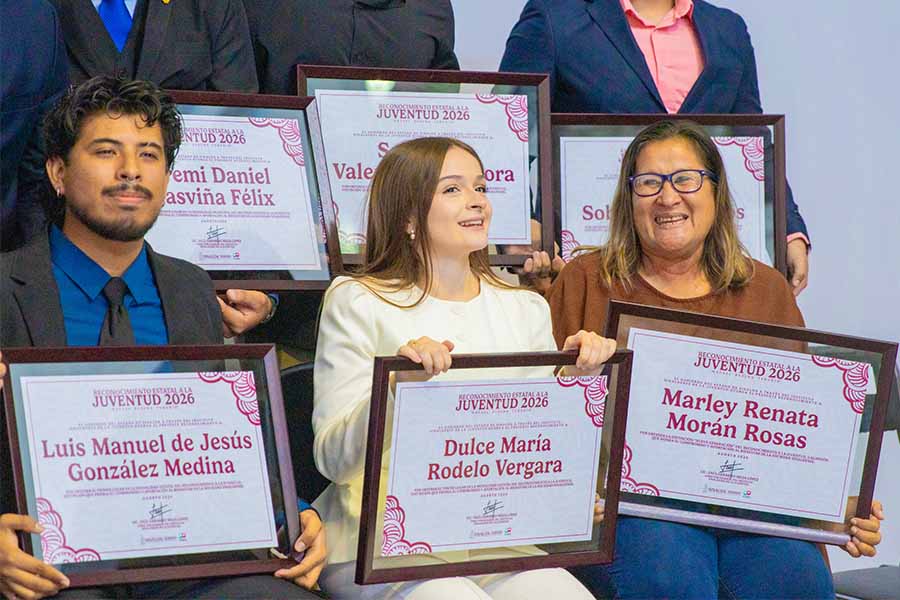 Dulce junto con otros ganadores del Premio Estadal de la Juventud. Foto: Jared Gonz&aacute;lez