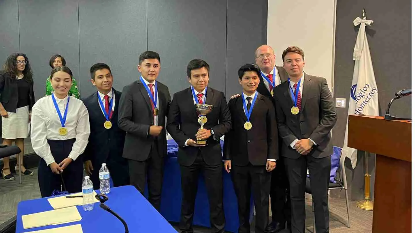 equipo de Hidalgo recibiendo premio