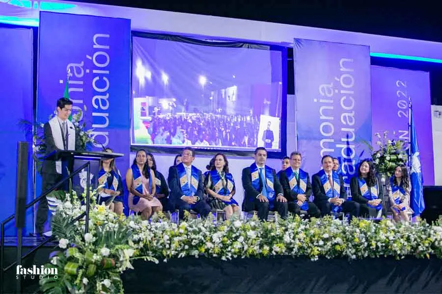 Eduardo Noriega, alumno embajador graduado dando discurso