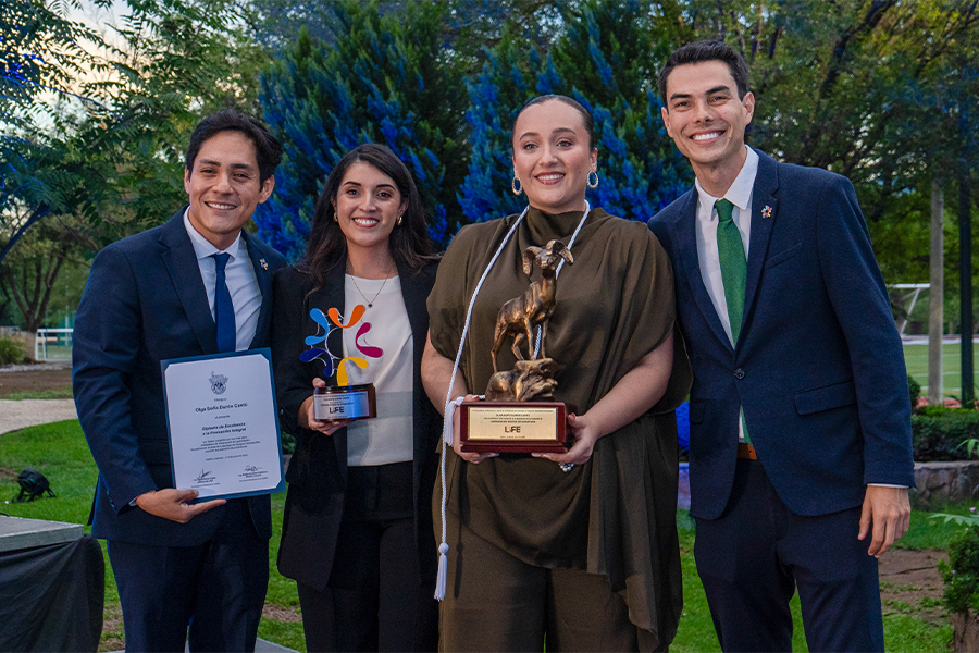 Egresada con premio Borrego de Oro.