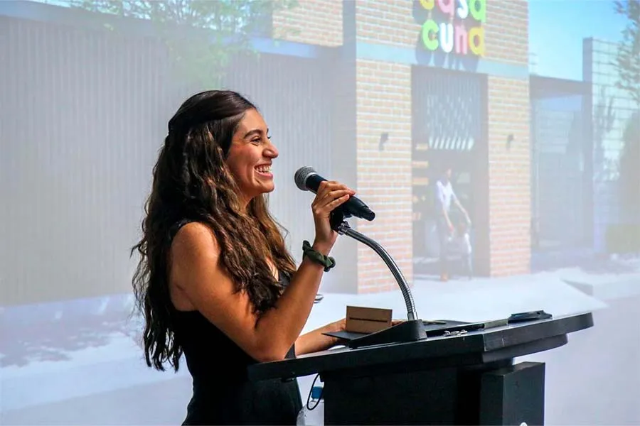 Egresada de Arquitectura del Tec de Monterrey campus Laguna habla ante micr&oacute;fono