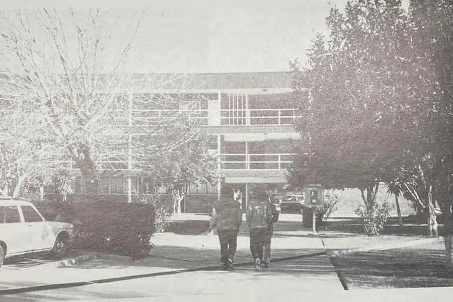 Grupo de estudiantes camina hacia edificio en los primeros años del Tec de Monterrey campus Laguna
