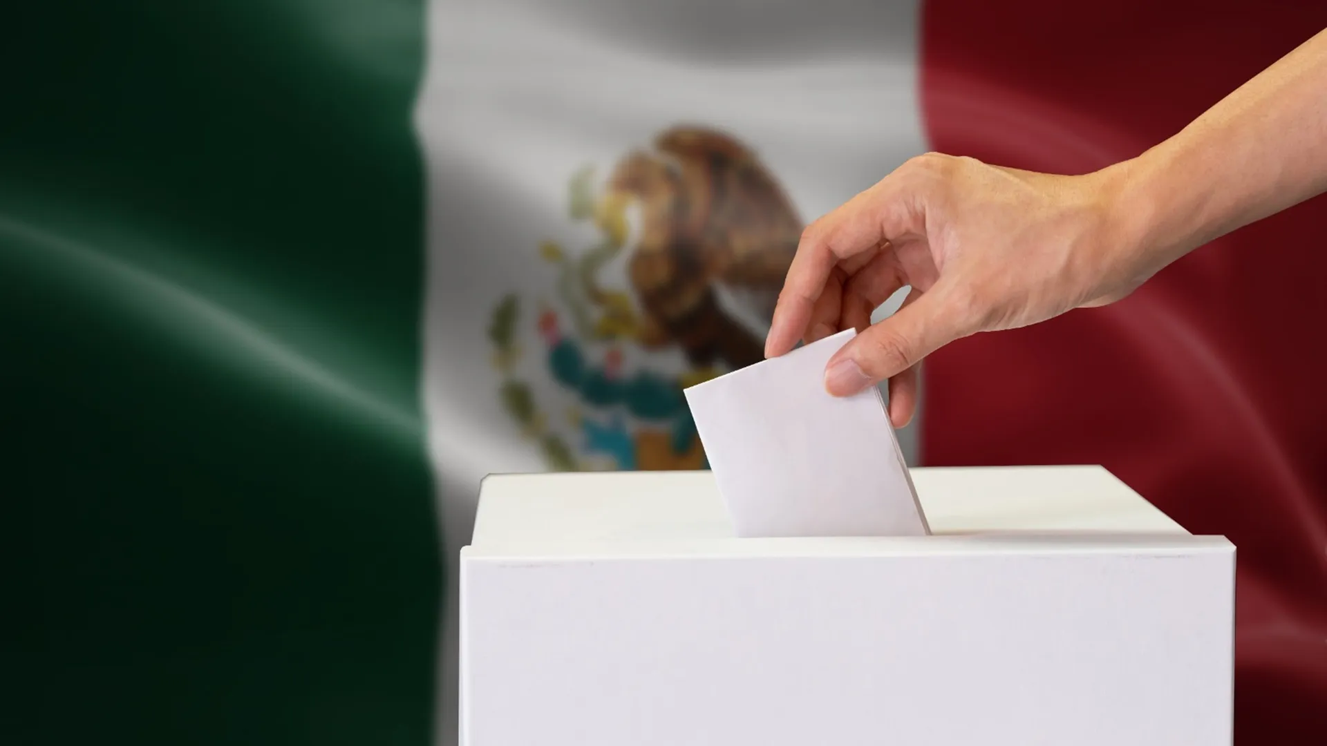 Imagen de mano despositando foto en urna, con bandera de México de fondo
