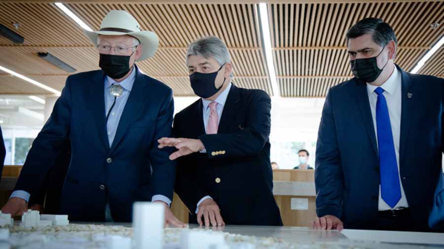 Durante la visita, realizada el 7 de diciembre en el auditorio de la Biblioteca del Campus Monterrey, el embajador participó en un conversatorio con José Antonio Fernández, presidente del Consejo Directivo del Tec.