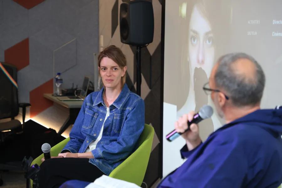 Émilie Noblet comparte con estudiantes del Tec Ciudad de México su experiencia en el cine y consejos para futuras cineastas.
