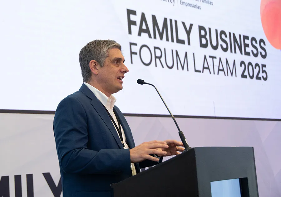 El l&iacute;der de la EGADE Business School y de la Escuela de Negocios en discurso durante el Family Business Forum.