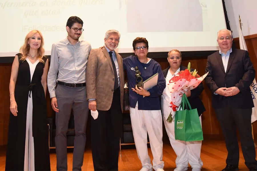 Leticia Solís, directora de Enfermería de TecSalud, reconocimiento DAISY "Logro de Vida".