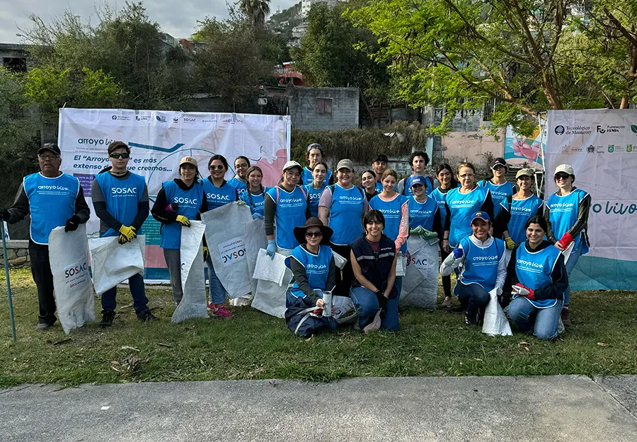 Voluntarios que participaron en la limpieza del Arroyo Seco en Nuevo León. Foto: Cortesía Andrea Martínez