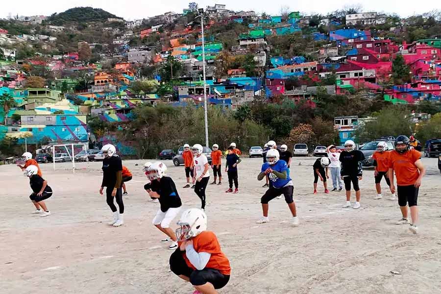 Equipo de futbol americano Cardenales Campana-Altamira entrenando.