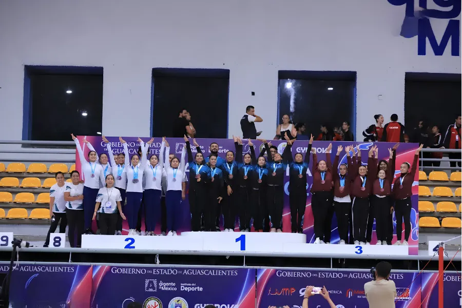 El equipo representativo de la Ciudad de M&eacute;xico de gimnasia art&iacute;stica, con la alumna de PrepaTec Ainara Rodr&iacute;guez, celebrando el primer lugar nacional en el podio.