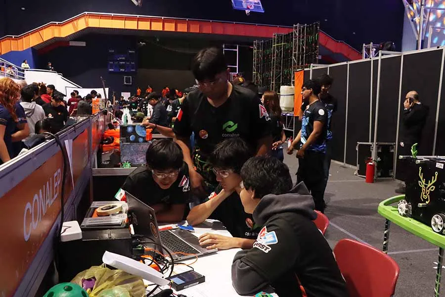 Equipo de preparatoria en Offseason de First Tech Challenge..