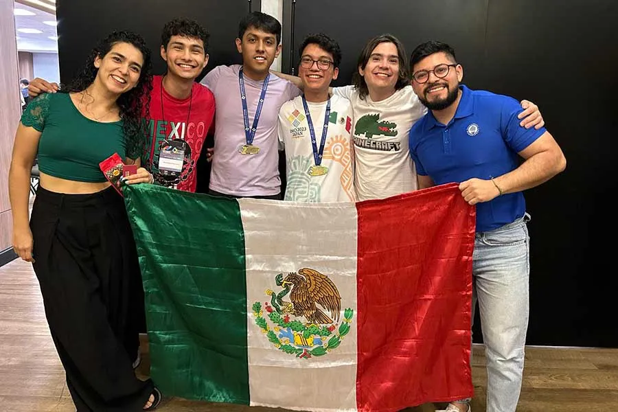 Grupo de estudiantes del Tec y profesores que participaron en Competencia Iberoamericana Interuniversitaria de Matem&aacute;ticas.