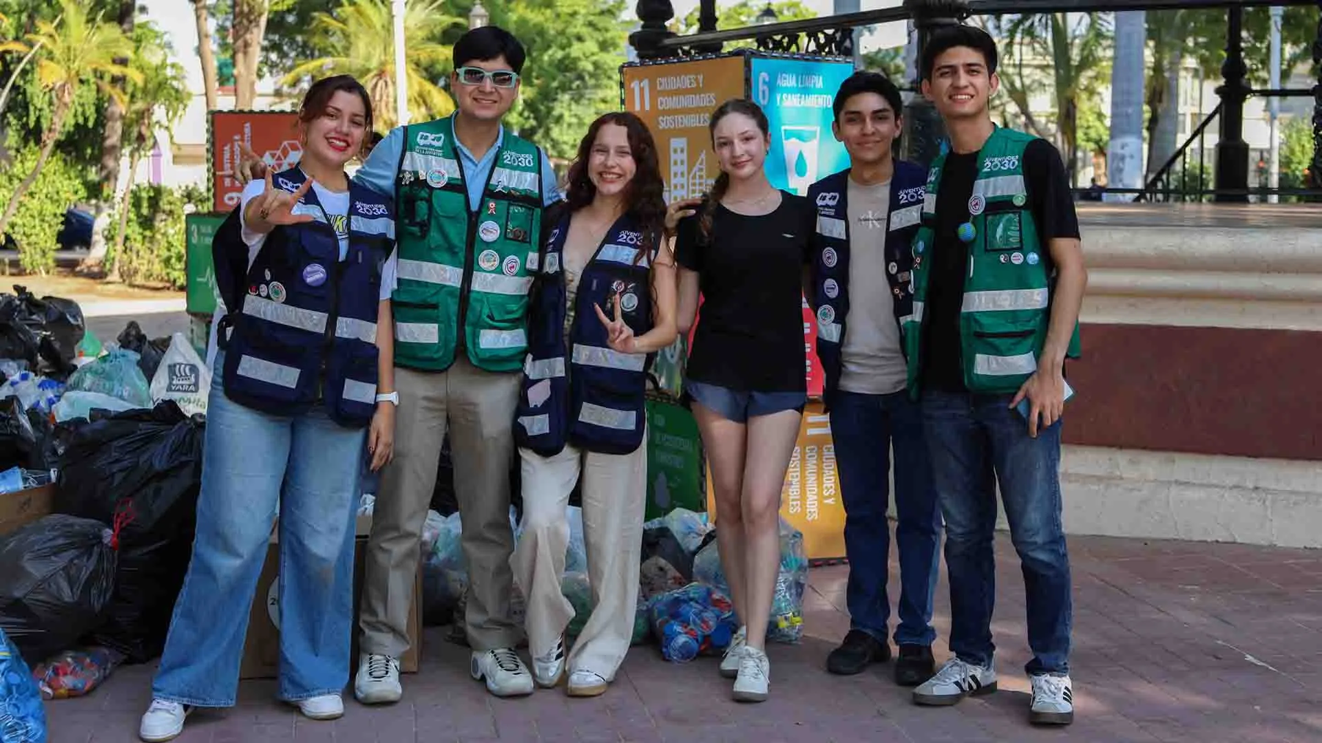 Erick Escamilla junto a j&oacute;venes participantes durante Recicla Sinaloa 2030. Foto: Erick Roberto Escamilla.