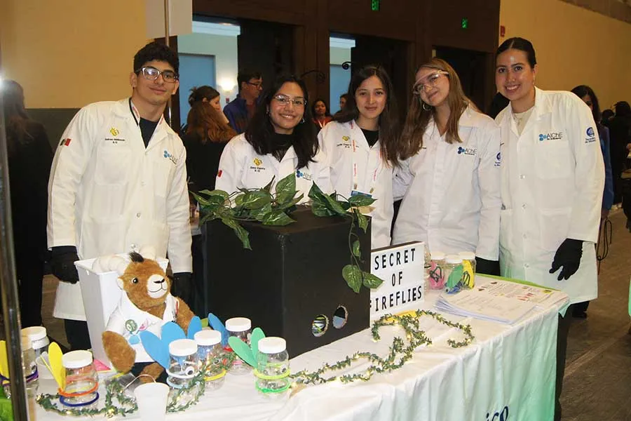 Equipo k-12 de AIChE Tec de Monterrey en competencia en Boston. 