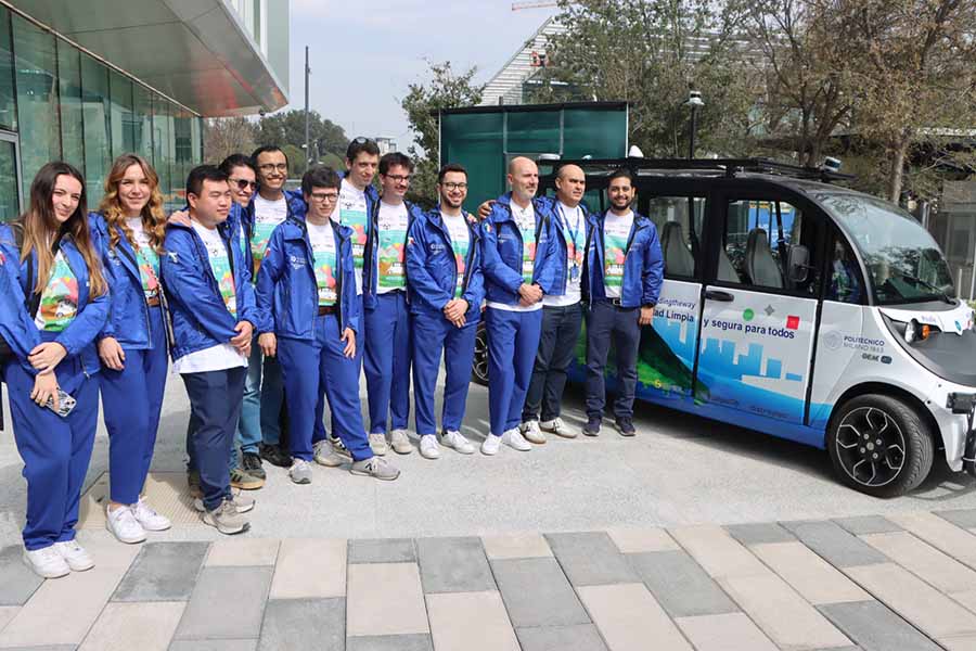 Equipo de investigaci&oacute;n que trabaja en el proyecto Minibus Aut&oacute;nomo del Tec de Monterrey.