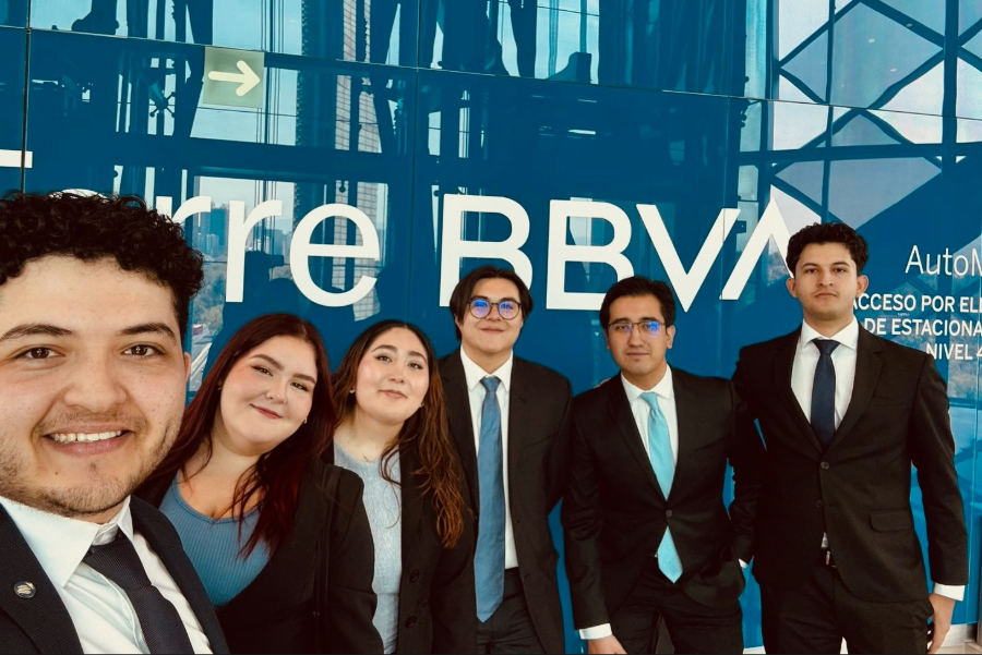 Integrantes del equipo Serra Asset Management ganador del Fondo BBVA Tec de Monterrey en la Torre BBVA en Ciudad de M&eacute;xico.