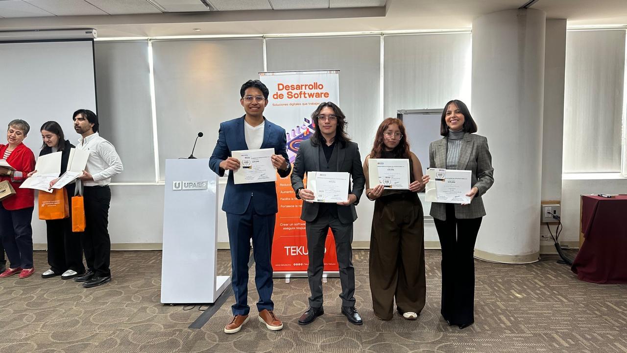 Estudiantes del Tec Puebla reciben el reconocimiento por obtener el tercer lugar en un hackathon con una soluci&oacute;n basada en inteligencia artificial.