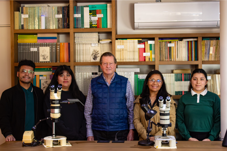 Eric Hágsater junto a su equipo de investigadores de la Asociación Mexicana de Orquídeas.