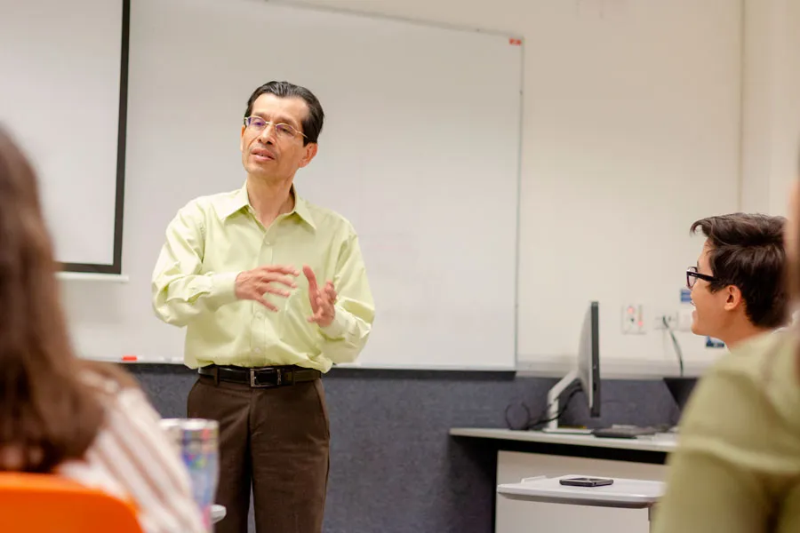 ernesto diezmartinez frente a grupo de alumnos previo a los oscars 2023