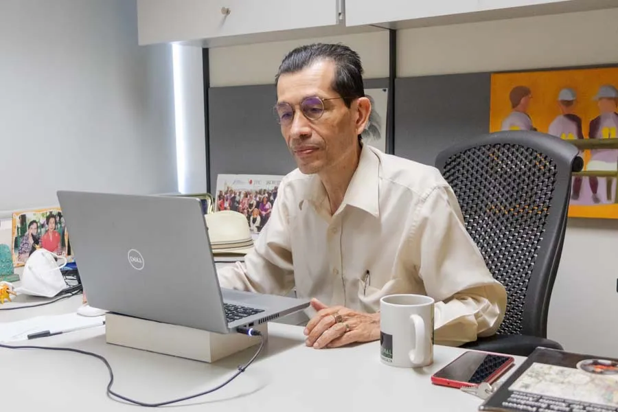 profesor ernesto diezmartinez en su oficina en campus sinaloa