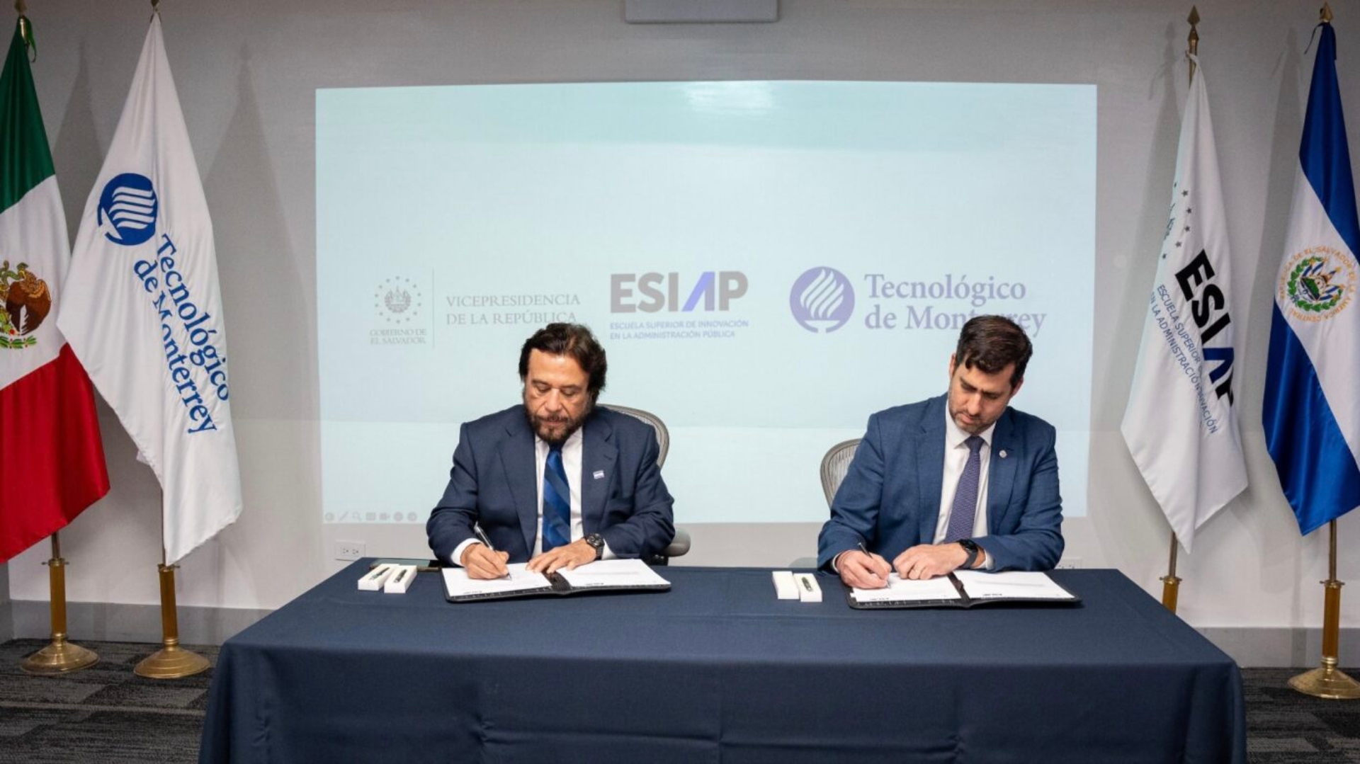 El vicepresidente de El Salvador y  Rector del Tec, Juan Pablo Murra firmaron un acuerdo para dar becas a funcionarios publicos 