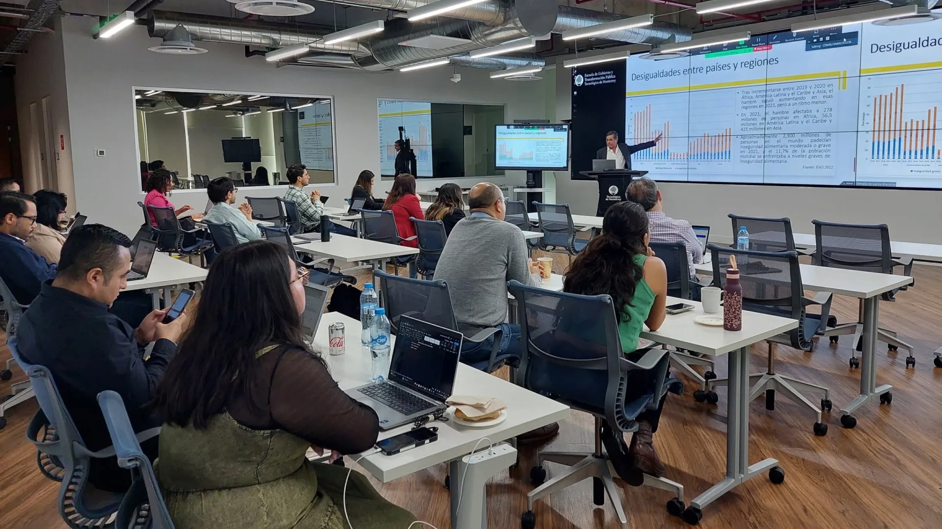 Profesor da una clase en las aulas de la Escuela de Gobierno del Tec de Monterrey