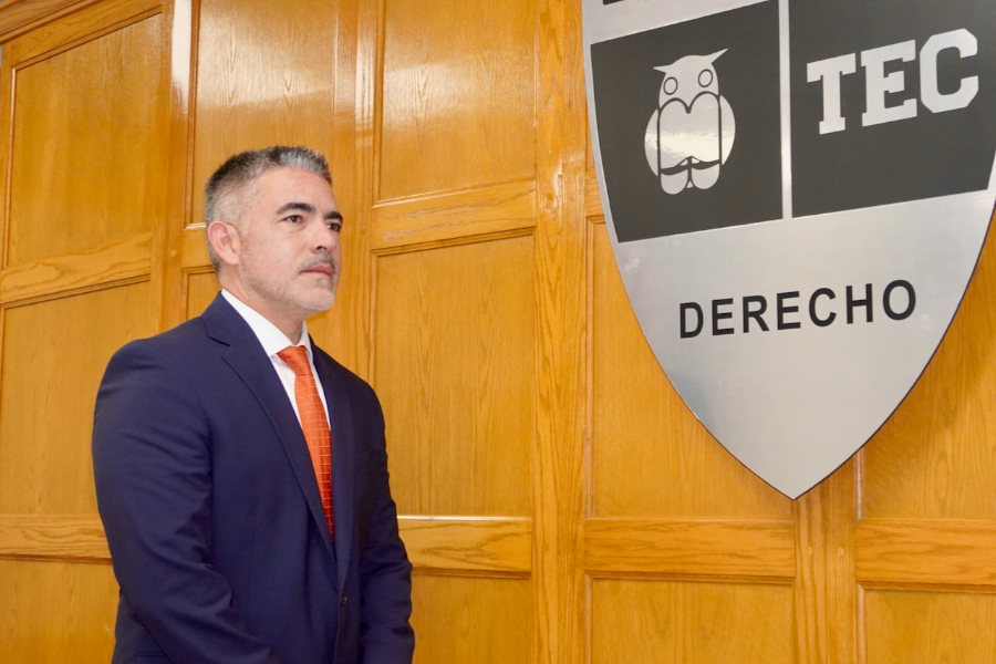 Jorge Almanza en la Sala de Juicios Orales del Tec Chihuahua.
