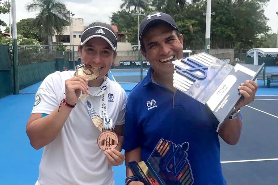 Estefan&iacute;a es campeona Singles en el Circuito Nacional de Tenis Universitario del 2019.