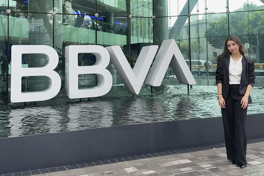 Alumna de Finanzas del Tec de Monterrey campus Laguna en su reto de portafolio de inversi&oacute;n de 10 millones de pesos con BBVA