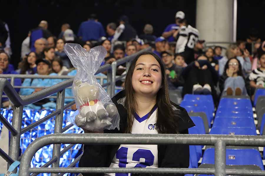 Estudiante del campus Monterrey en el Estadio Banorte, la casa de los Borregos, con peluche. 