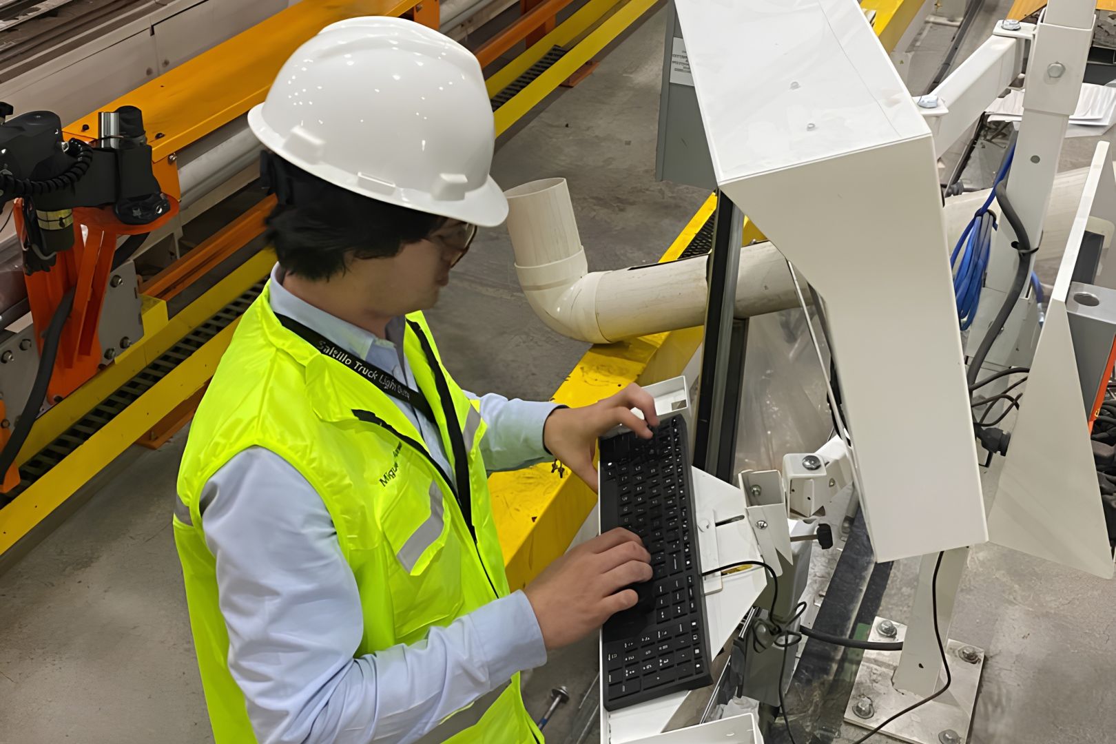 Estudiante en planta trabajando en su proyecto