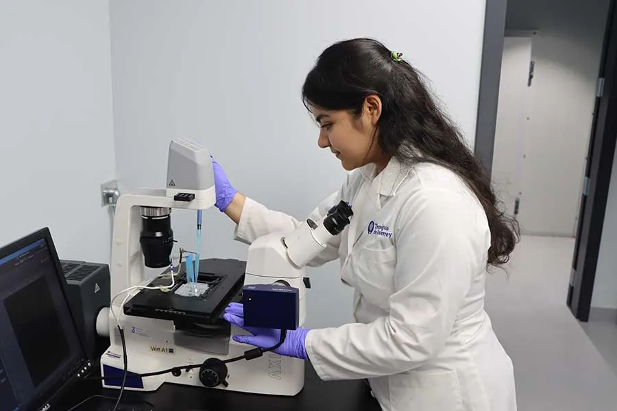Vania Mart&iacute;nez, estudiante de posgrado en el Laboratorio de Microflu&iacute;dica.