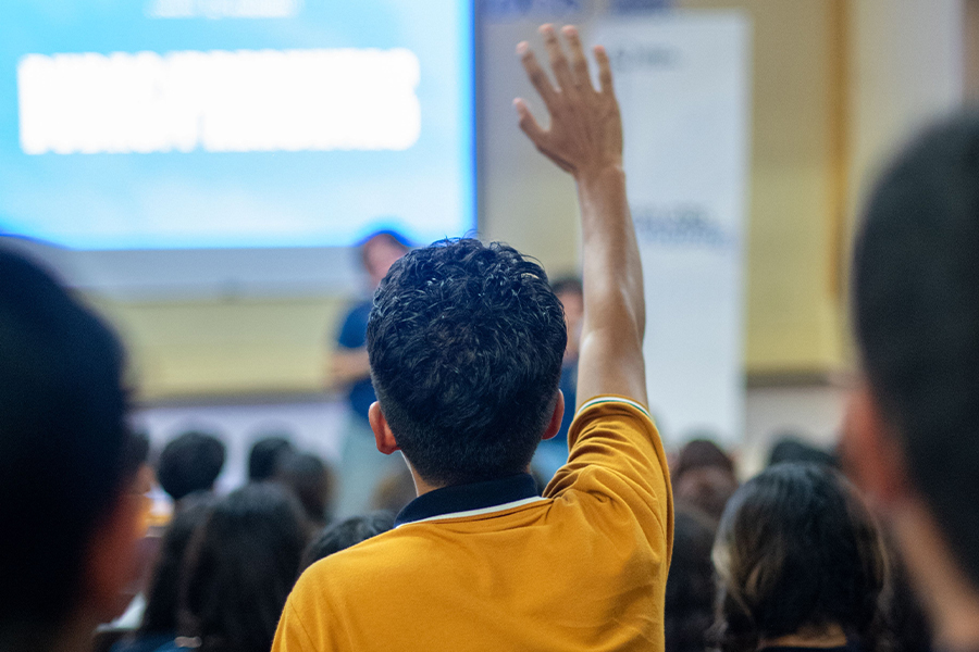 Estudiante levantando la mano.