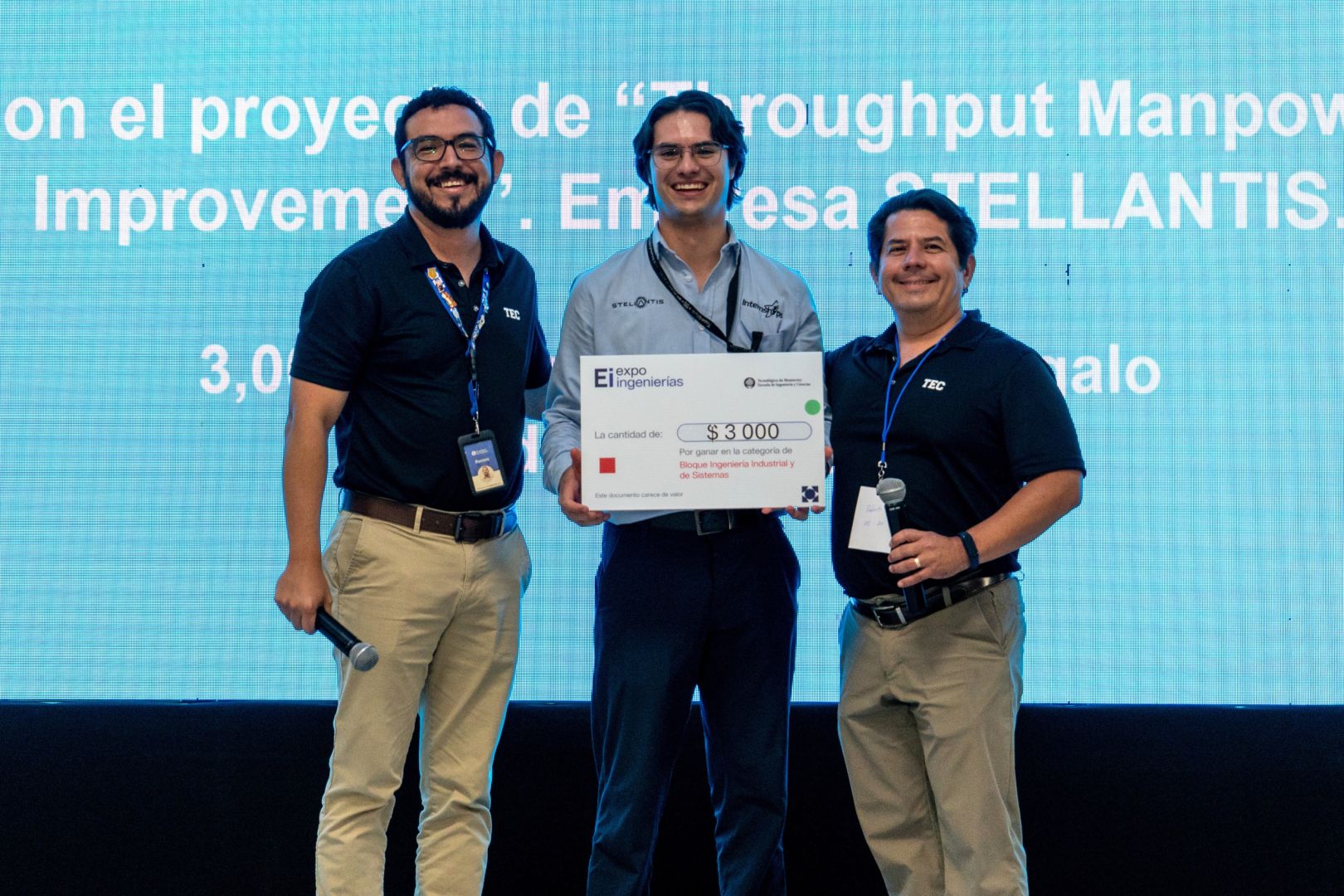 Estudiante recibiendo su premio