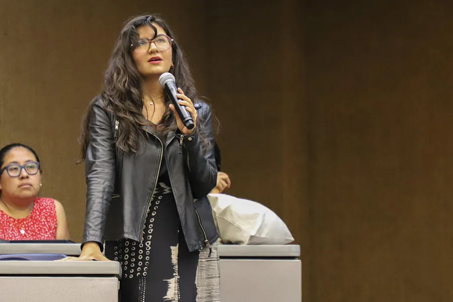 Estudiante durante la presentación del libro ´Duerme, cicatriz'.