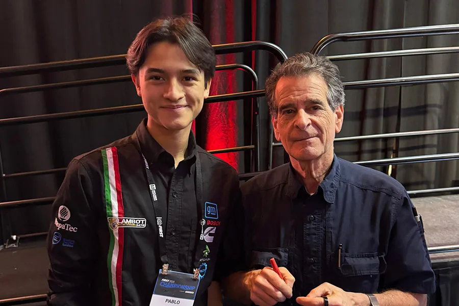 Pablo Constantino junto a Dean Kamen fundador de First y quien da el nombre al reconocimiento.