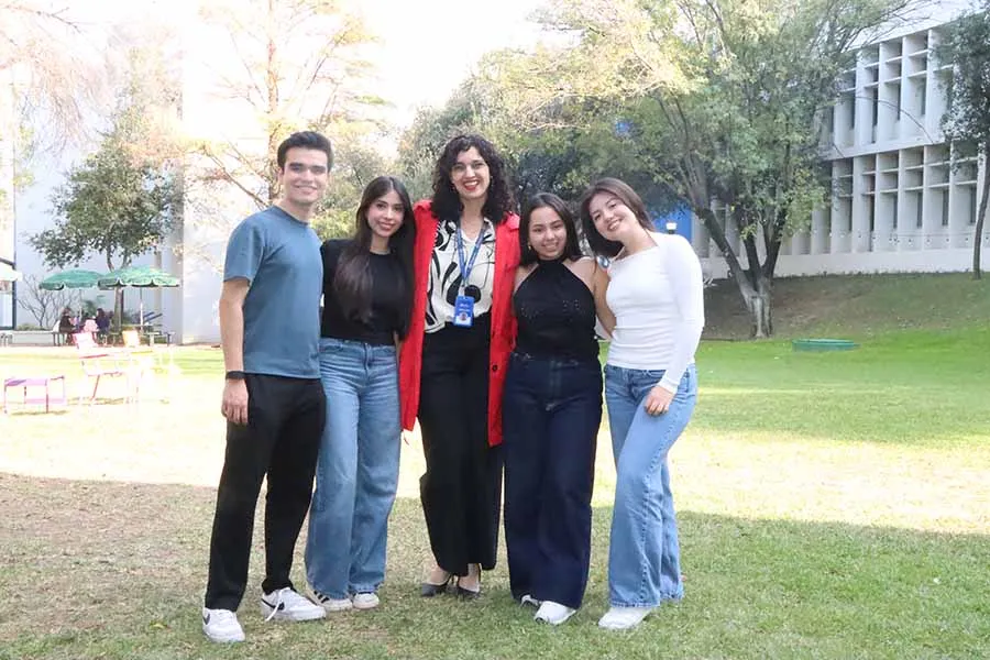 Etudiantes de PrepaTec Eugenio Garza  que ganaron el Hult Future Leaders Challenge junto a su profesora asesora.