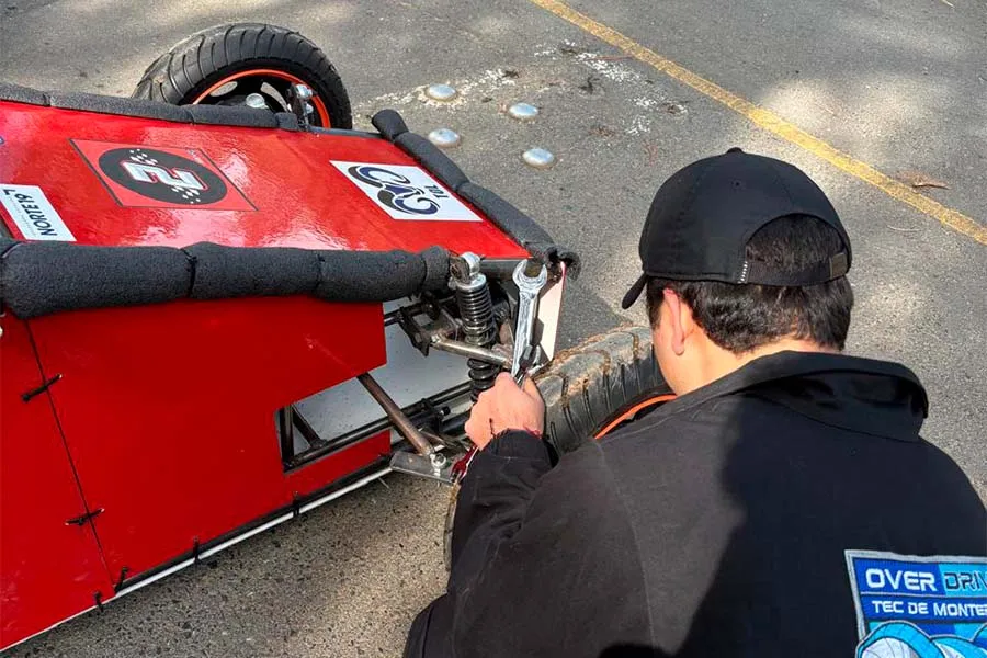 Fabrican, pilotean y ganan con carro que funciona a base de gravedad