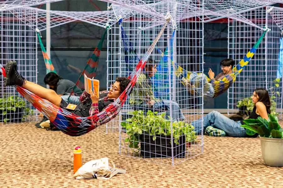 Estudiantes en el &aacute;rea de descanso durante la Jornada Regional de Humanidades Digitales. Foto: Ana Cristina Achoy