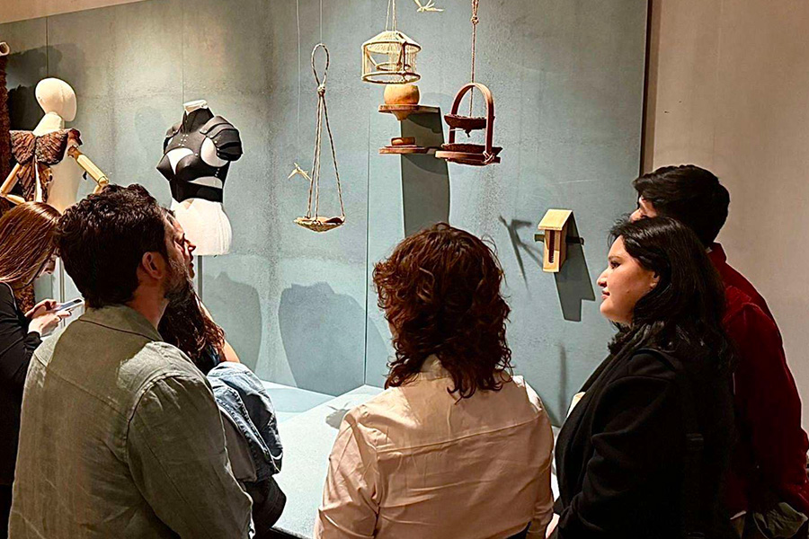 Estudiantes del Tec campus Estado de M&eacute;xico exhibiendo sus proyectos en el Museo Franz Mayer.