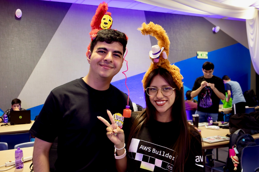 Los estudiantes Felipe Dom&iacute;nguez (UACH) y Nancy Salcedo (TecNM Delicias) se toman una pausa durante las actividades del Ludic Jam 2026 en la Sala Menlo del Tec Campus Chihuahua.